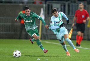 Stanislav Ivanov (i), del Ludogorets, en acción de juego contra Abde Ezzalzouli, del Betis, durante el partido de Liga Europa disputado este jueves entre ambos equipos en Razgrad (Bulgaria). EFE/ BORISLAV TROSHEV