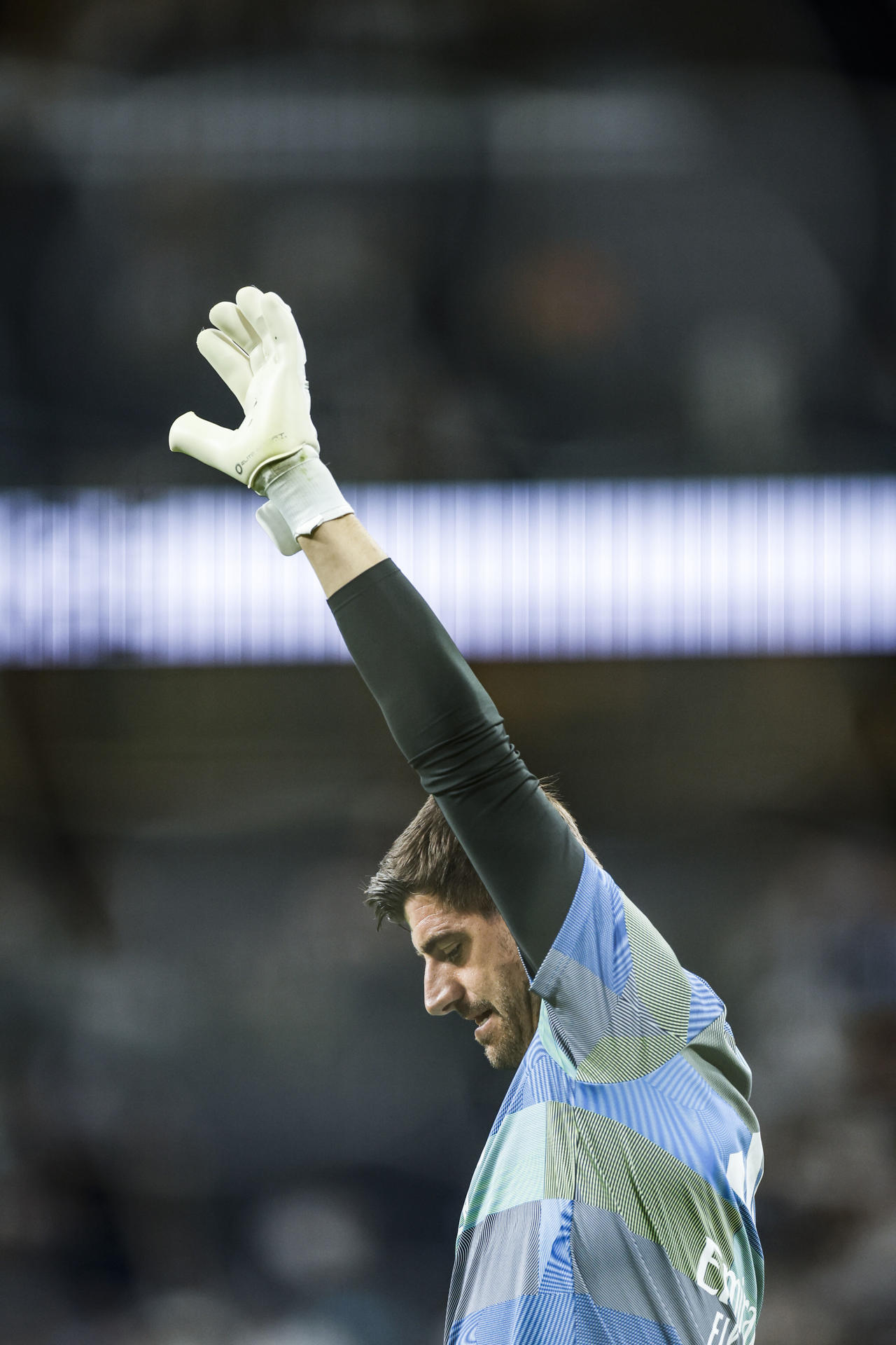 El portero del Real Madrid, Thibaut Courtois, durante el calentamiento previo al partido de LaLiga de fútbol que Real Madrid y Villarreal disputan este sábado en el estadio Santiago Bernabéu. EFE/Javier Lizón
