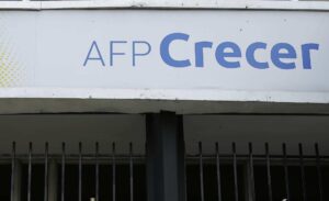 Fotografía de archivo de un logo de la administradora de fondos de pensiones AFP Crecer, en San Salvador (El Salvador). EFE/Rodrigo Sura