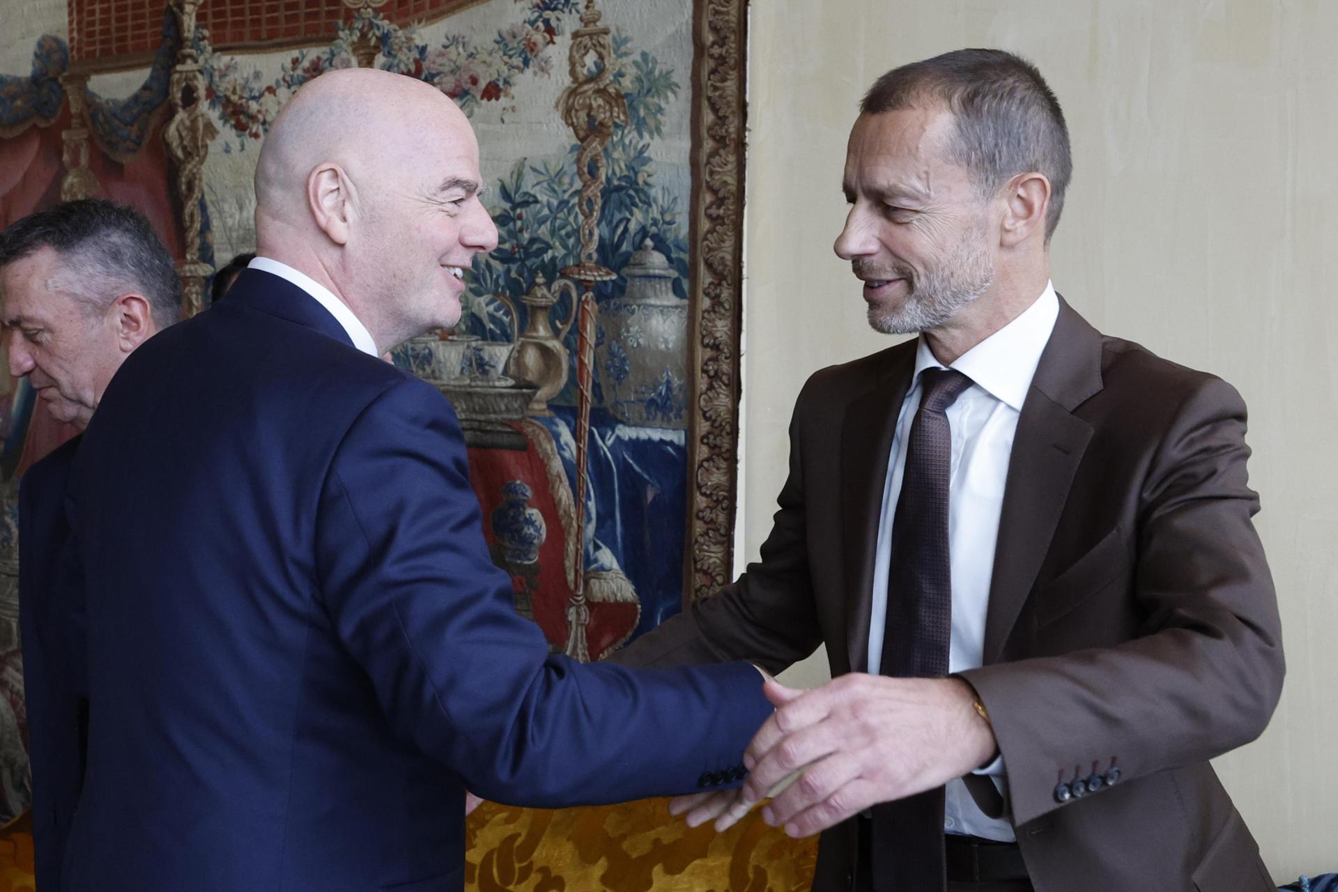 El presidente de la FIFA Gianni Infantino (I) y el de la UEFA Aleksander Ceferin en foto de archivo de FABIO FRUSTACI. EFE/EPA