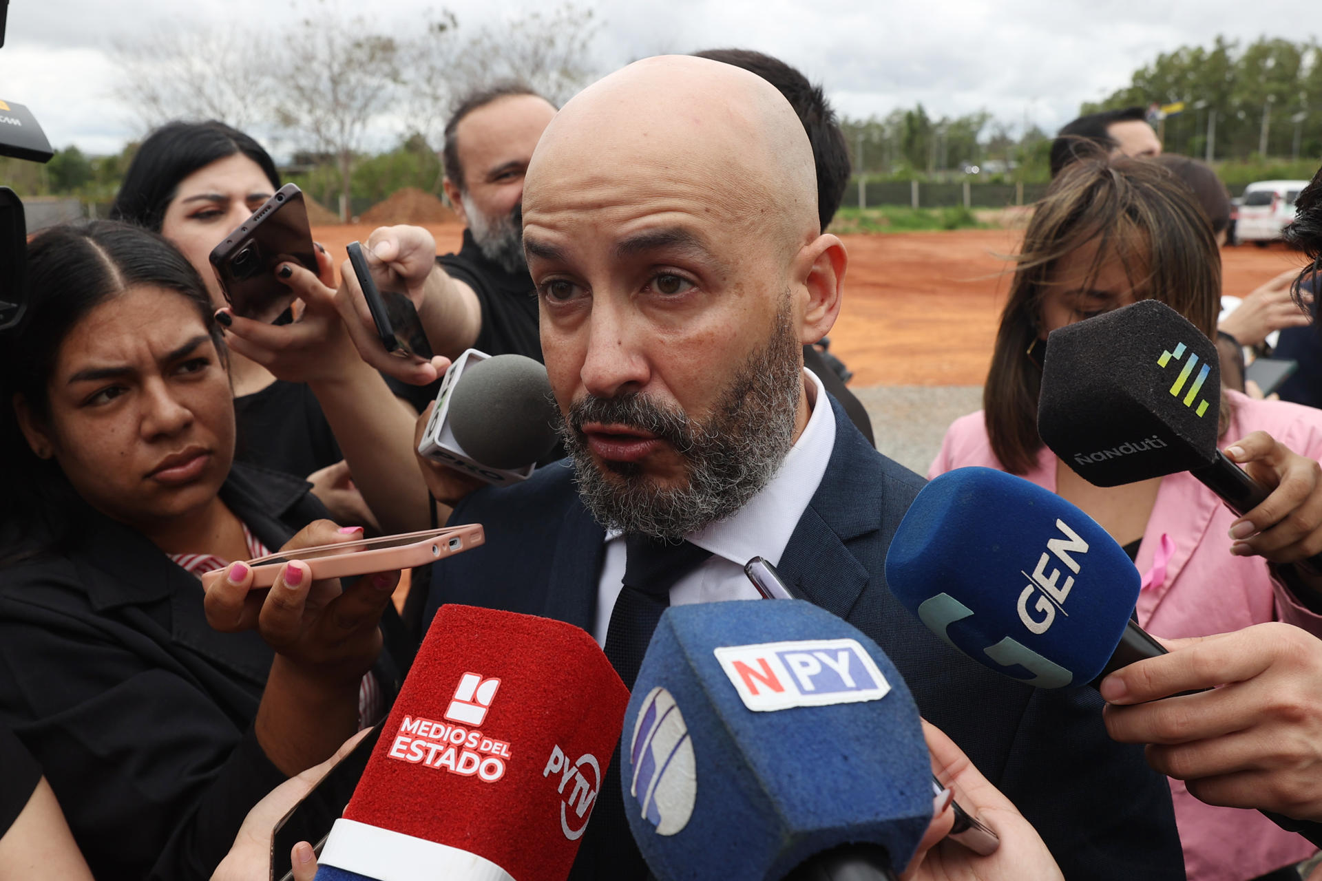 El rector de la Universidad Politécnica Taiwán–Paraguay, Jorge Duarte, habla con periodistas durante el acto del inicio de la construcción de la nueva sede de la Universidad Politécnica Taiwán–Paraguay este lunes, en Asunción (Paraguay). EFE/ Juan Pablo Pino
