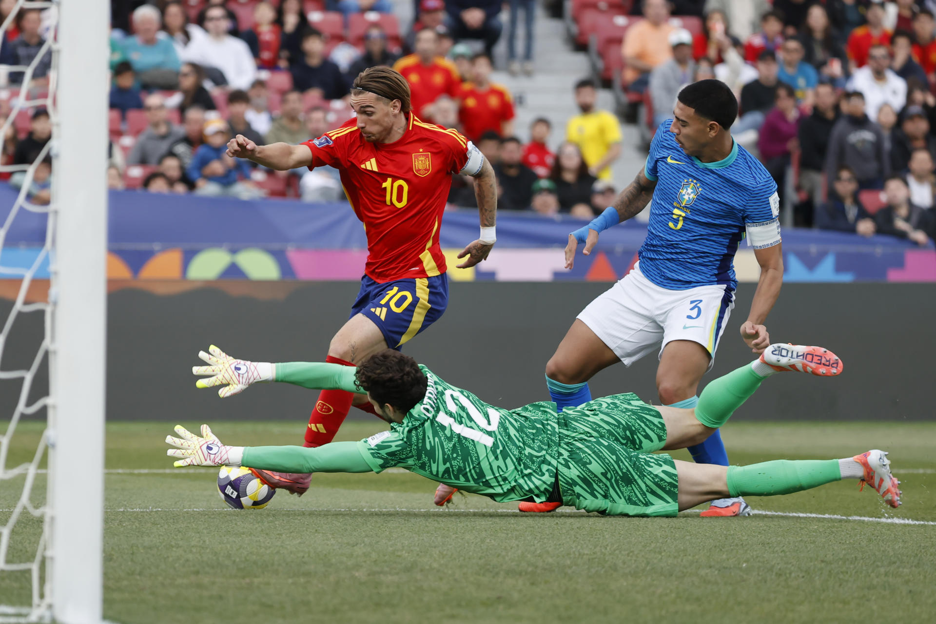 Iker Bravo (i) de España patea el balónen un partido del grupo C de la Copa Mundial Sub-20. EFE/ Elvis González