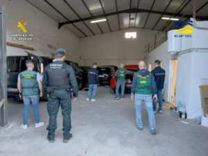 La Guarda Civil ha desarticulado una organización criminal de ámbito internacional especializada en el robo y falsificación de vehículos con su posterior traslado hasta Emiratos Árabes Unidos, operación que se ha saldado con la detención de nueve personas en Italia. EFE/ GUARDIA CIVIL // SOLO USO EDITORIAL/SOLO DISPONIBLE PARA ILUSTRAR LA NOTICIA QUE ACOMPAÑA (CRÉDITO OBLIGATORIO)