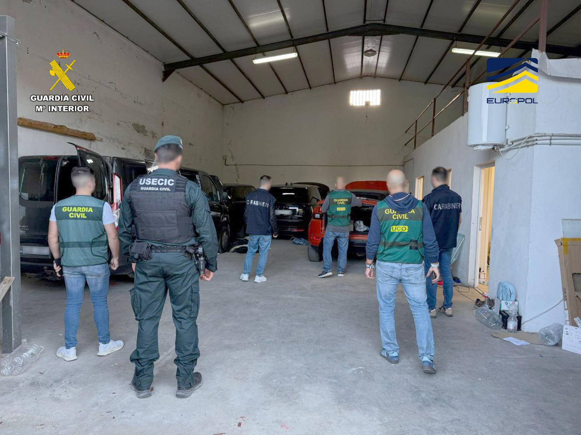 La Guarda Civil ha desarticulado una organización criminal de ámbito internacional especializada en el robo y falsificación de vehículos con su posterior traslado hasta Emiratos Árabes Unidos, operación que se ha saldado con la detención de nueve personas en Italia. EFE/ GUARDIA CIVIL // SOLO USO EDITORIAL/SOLO DISPONIBLE PARA ILUSTRAR LA NOTICIA QUE ACOMPAÑA (CRÉDITO OBLIGATORIO)