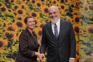 La primera ministra de Dinamarca, Mette Frederiksen (L), recibe al primer ministro de Albania, Edi Rama, antes de la 7ª reunión de la Comunidad Política Europea (EPC) en Copenhague, Dinamarca, el 2 de octubre de 2025. La cumbre, que reúne a líderes de todo el continente, se centrará en la defensa y el apoyo a Ucrania, la situación de seguridad en Europa, incluida la seguridad económica y la migración. (Dinamarca, Ucrania, Copenhague) EFE/EPA/EMIL HELMS DENMARK OUT