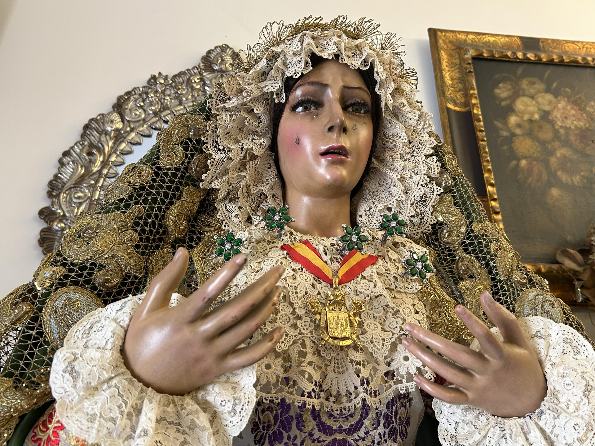 Una réplica de la Esperanza Macarena propiedad de Ana Santamaría, una vecina de Camas (Sevilla), que tiene en una habitación de su casa que se ha transformado en un lugar de culto para muchas fieles que se consuelan mirando este imagen mientras dura la restauración de la virgen sevillana. EFE/Fermín Cabanillas