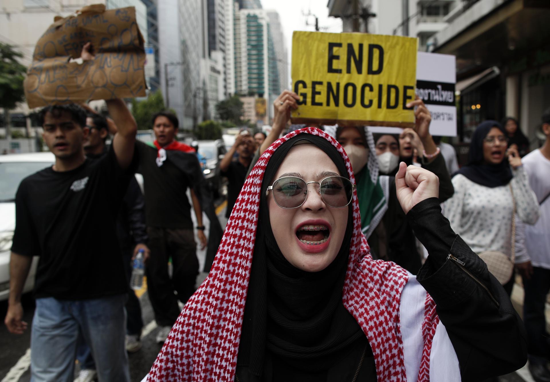 Bangkok (Thailand), 04/10/2025.- Demonstrators hold placards and shout slogans as they march toward the Israeli embassy during a rally in support of Palestine and against the Israel-Palestine conflict at the Israeli Embassy in Bangkok, Thailand, 04 October 2025. Thai and foreign demonstrators rallied and marched in Bangkok in solidarity with Palestine and to protest Israel's military operations in Gaza and the West Bank. (Protestas, Tailandia) EFE/EPA/RUNGROJ YONGRIT
