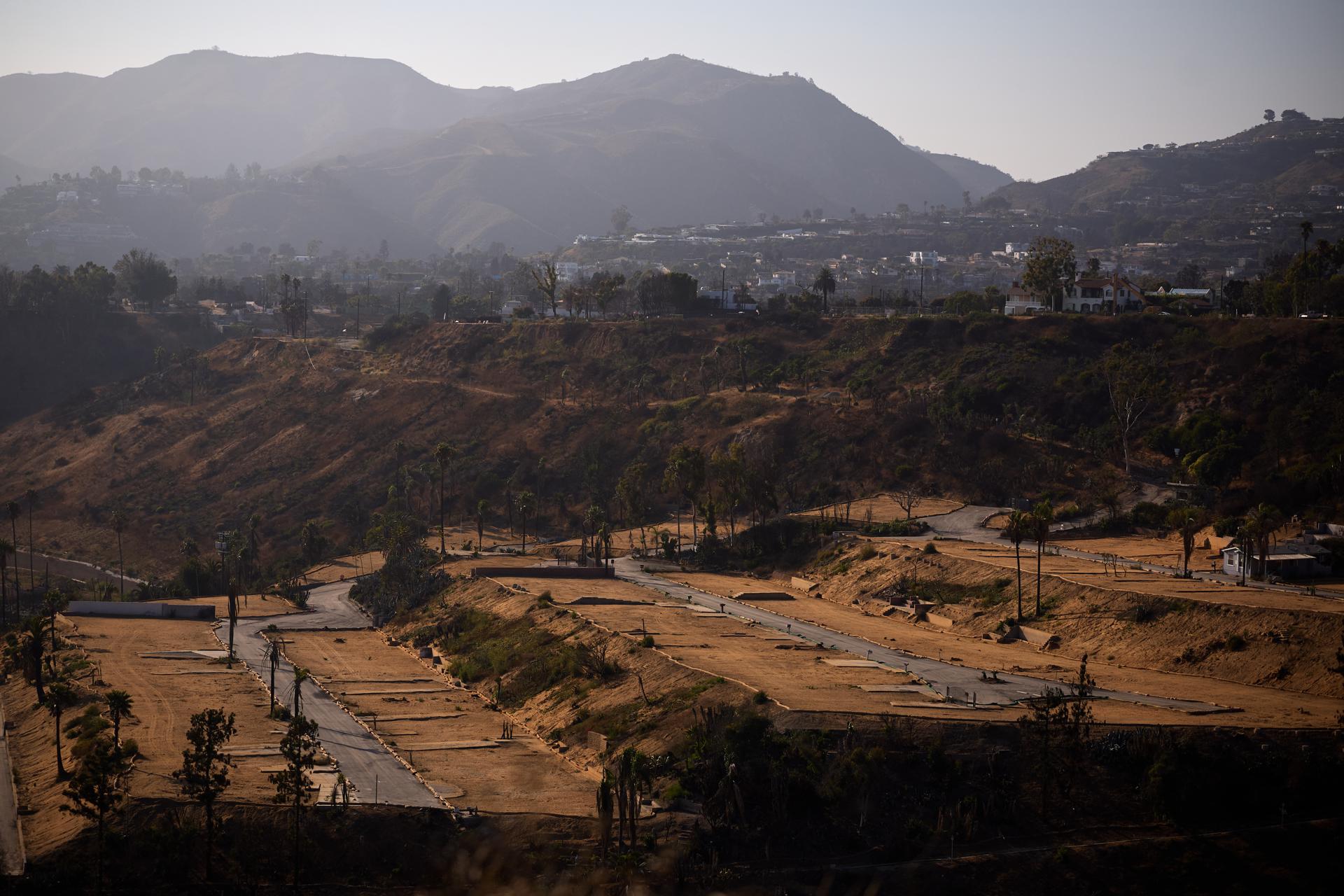 Fotografía de archivo de propiedades destruidas por el incendio de Palisades, en California. EFE/Allison Dinner