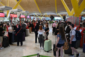 Colas ante los mostradores de facturación en la T4 en el aeropuerto internacional de Adolfo Suárez Madrid Barajas en una imagen de archvio. EFE/ Fernando Villar