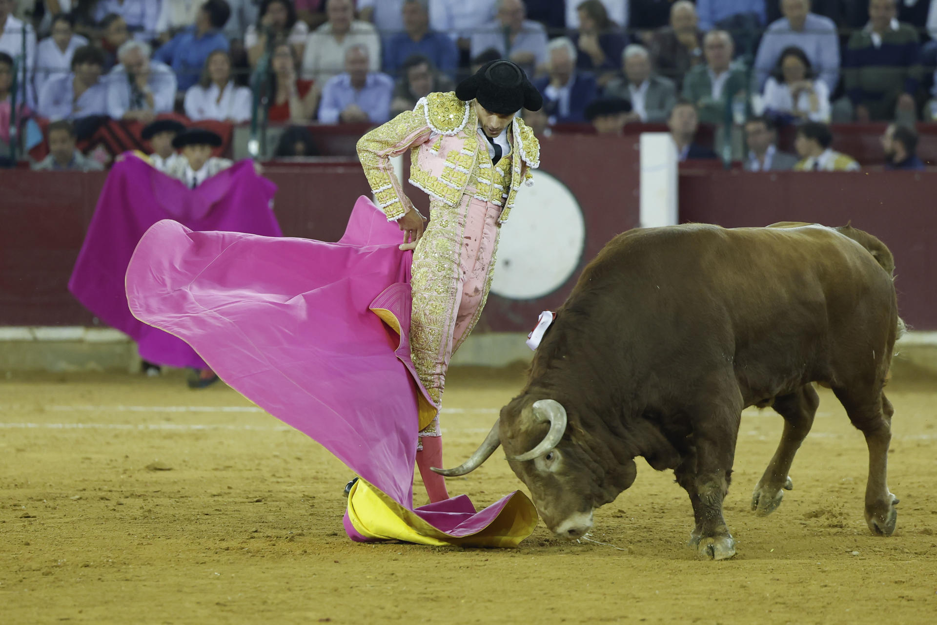 El diestro Sebastián Castella da un pase durante la corrida de la Feria del Pilar celebrada este jueves en la plaza de toros de Zaragoza. EFE/Javier Cebollada