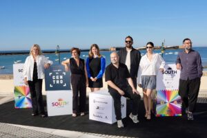 Imagen de archivo del equipo de la serie 'El Centro' posando para los medios durante la presentación de la serie que tuvo lugar en septiembre en el arranque de la tercera edición del South International Series Festival que se celebra en Cádiz. EFE/Román Ríos