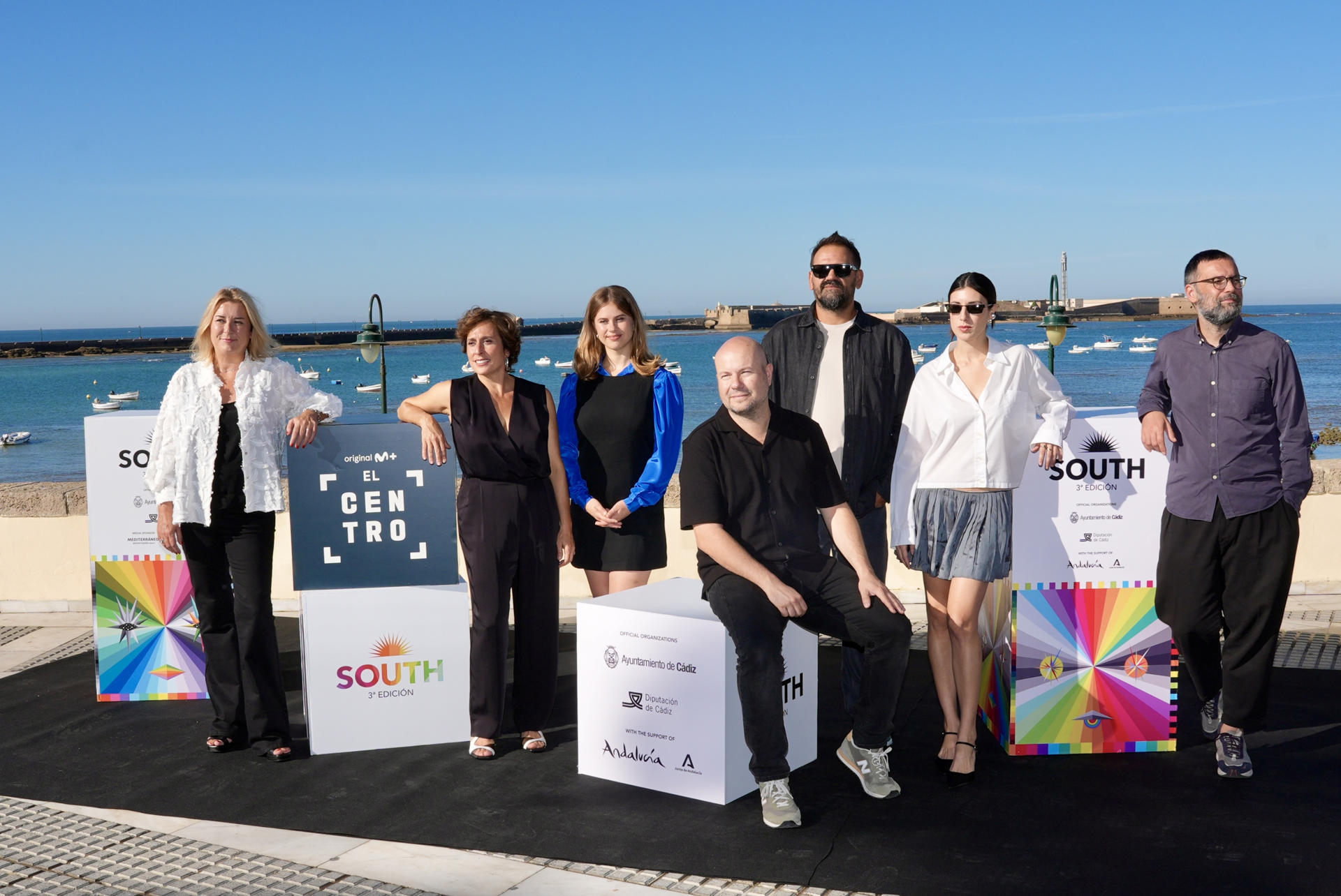 Imagen de archivo del equipo de la serie 'El Centro' posando para los medios durante la presentación de la serie que tuvo lugar en septiembre en el arranque de la tercera edición del South International Series Festival que se celebra en Cádiz. EFE/Román Ríos