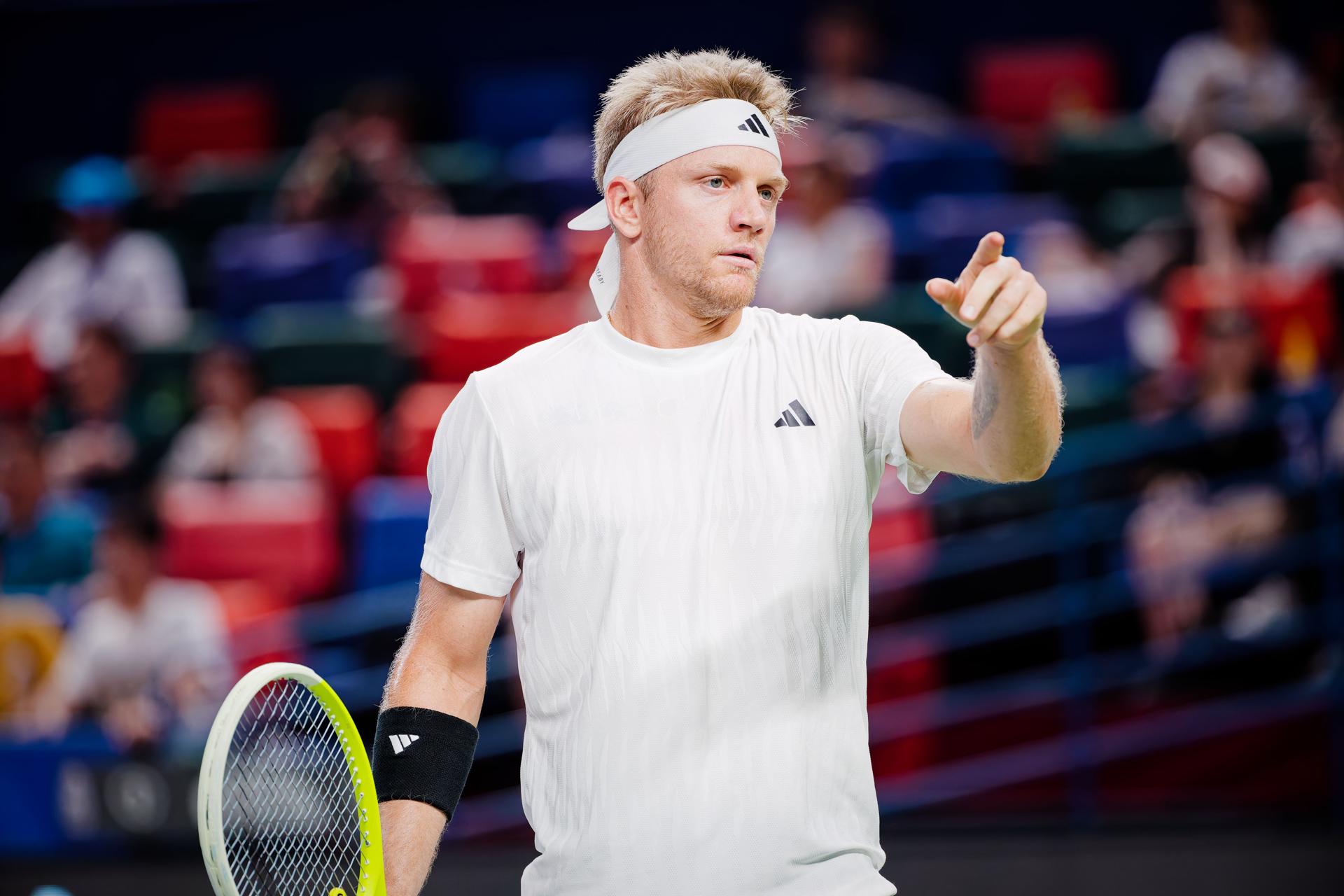 El español Alejandro Davidovich Fokina en su partido de dieciseisavos ante el ruso Daniil Medvedev en Shanghai, China. EFE/EPA/ALEX PLAVEVSKI
