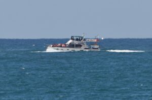 Un buque de la Flotilla Global Sumud llegando al puerto de Ashdod el 02 de octubre de 2025 después de ser interceptado mientras transportaba ayuda a Gaza. El Ministerio de Relaciones Exteriores de Israel anunció que varios buques que forman parte de la Flotilla Global Sumud (GSF) habían sido detenidos y que los que estaban a bordo estaban siendo trasladados a un puerto israelí. EFE/EPA/ATEF SAFADI