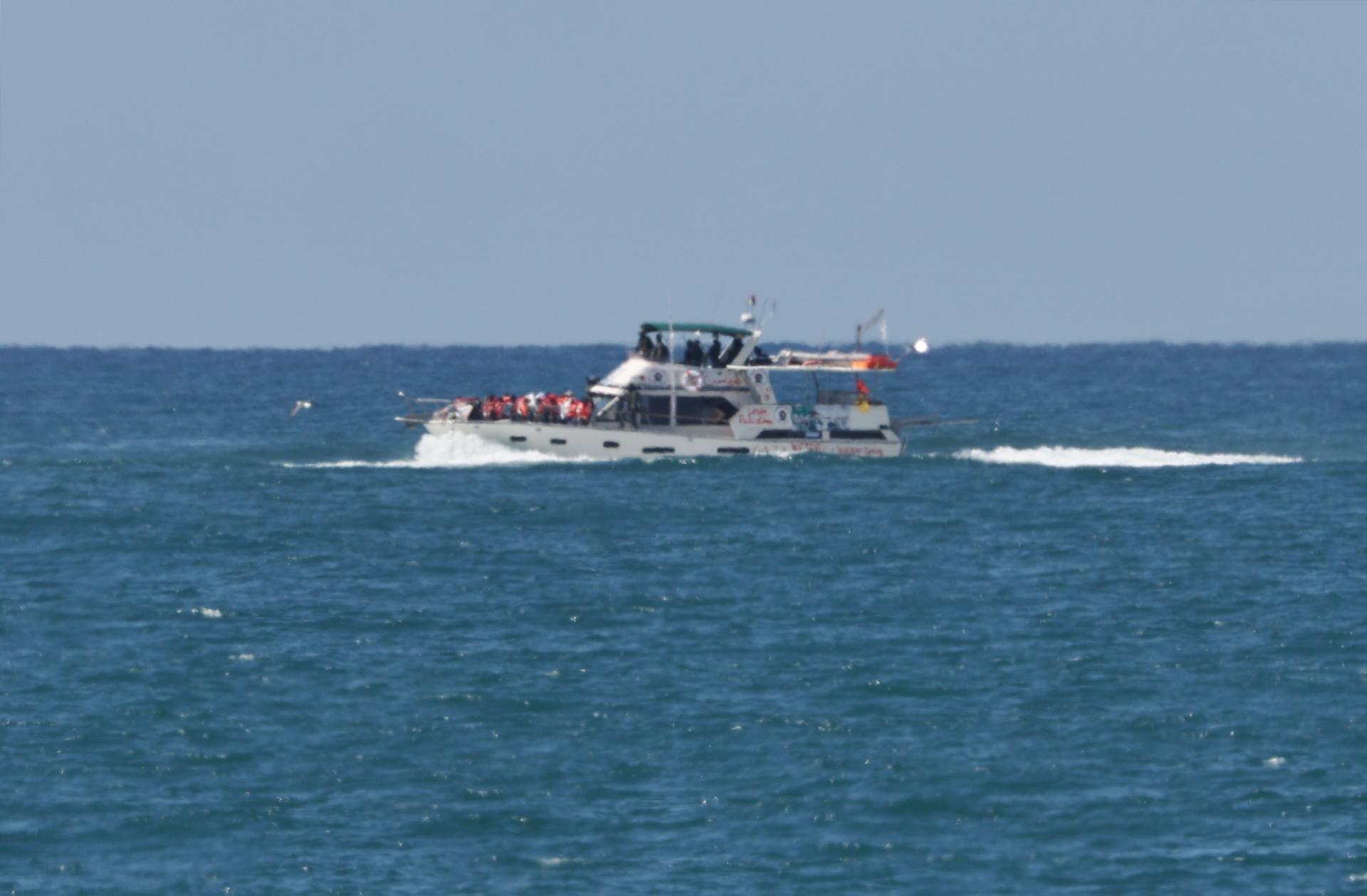 Un buque de la Flotilla Global Sumud llegando al puerto de Ashdod el 02 de octubre de 2025 después de ser interceptado mientras transportaba ayuda a Gaza. El Ministerio de Relaciones Exteriores de Israel anunció que varios buques que forman parte de la Flotilla Global Sumud (GSF) habían sido detenidos y que los que estaban a bordo estaban siendo trasladados a un puerto israelí. EFE/EPA/ATEF SAFADI