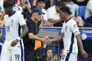 Fotografía de Enric Fontcuberta, en la que puede verse en una imagen de archivo del pasado 7 de junio al seleccionador de Inglaterra Thomas Tuchel (c) durante un partido. EFE