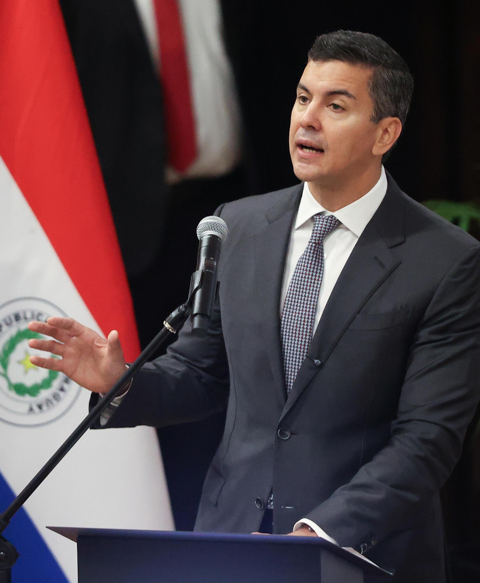 El presidente de Paraguay, Santiago Peña, habla durante la inauguración del Foro Latinoamericano y del Caribe de la Competencia de la Organización para la Cooperación y el Desarrollo Económico (OCDE) y el Banco Interamericano de Desarrollo (BID) este martes, en Asunción (Paraguay). EFE/ Juan Pablo Pino