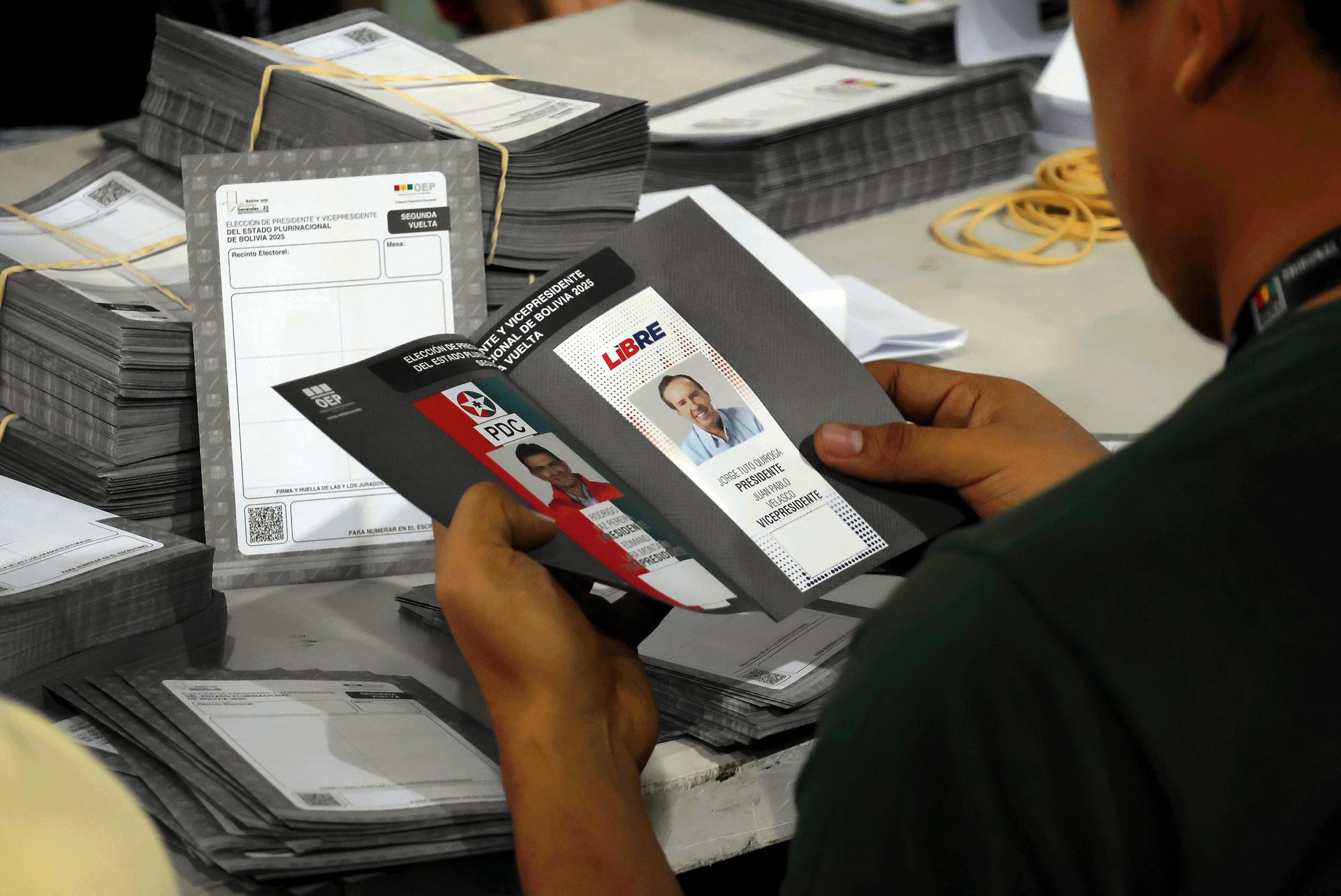 Personal del Tribunal Departamental Electoral (TDE) revisa material electoral este 6 de octubre de 2025, en Santa Cruz (Bolivia). EFE/Juan Carlos Torrejon

