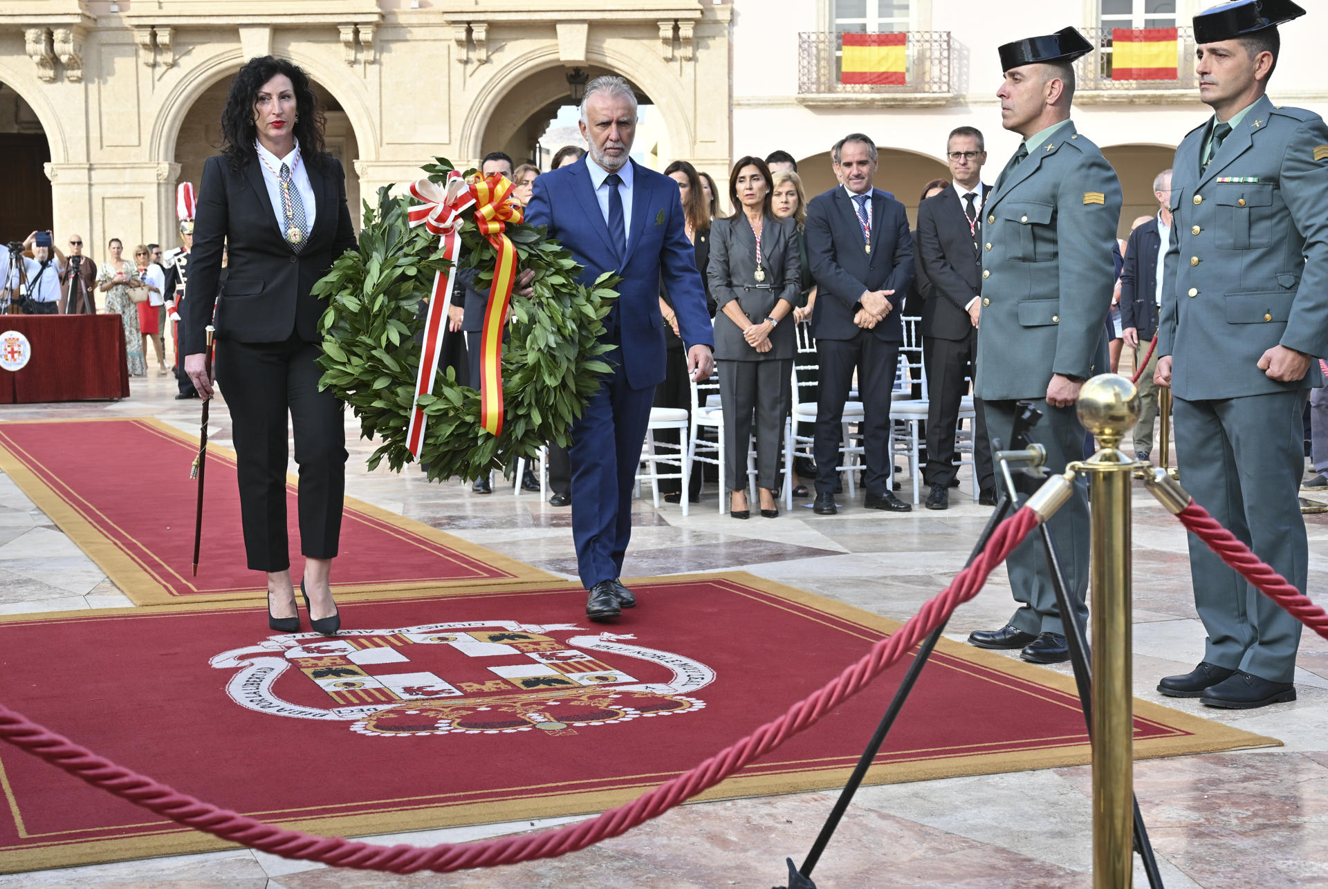 El ministro de Política Territorial y Memoria Democrática, Ángel Víctor Torres (d), junto a la alcaldesa de Almería, María del Mar Vázquez (i), durante el acto de memoria y homenaje a los restos de Los Coloraos, 22 liberales que fueron asesinados en 1824 por intentar recuperar la Constitución de 1812 y defender las libertades que han regresado este jueves al centro de Almería del que fueron trasladados en 1943, cuando eliminaron el monolito que los recordaba y los depositaron en una fosa común. EFE/Carlos Barba