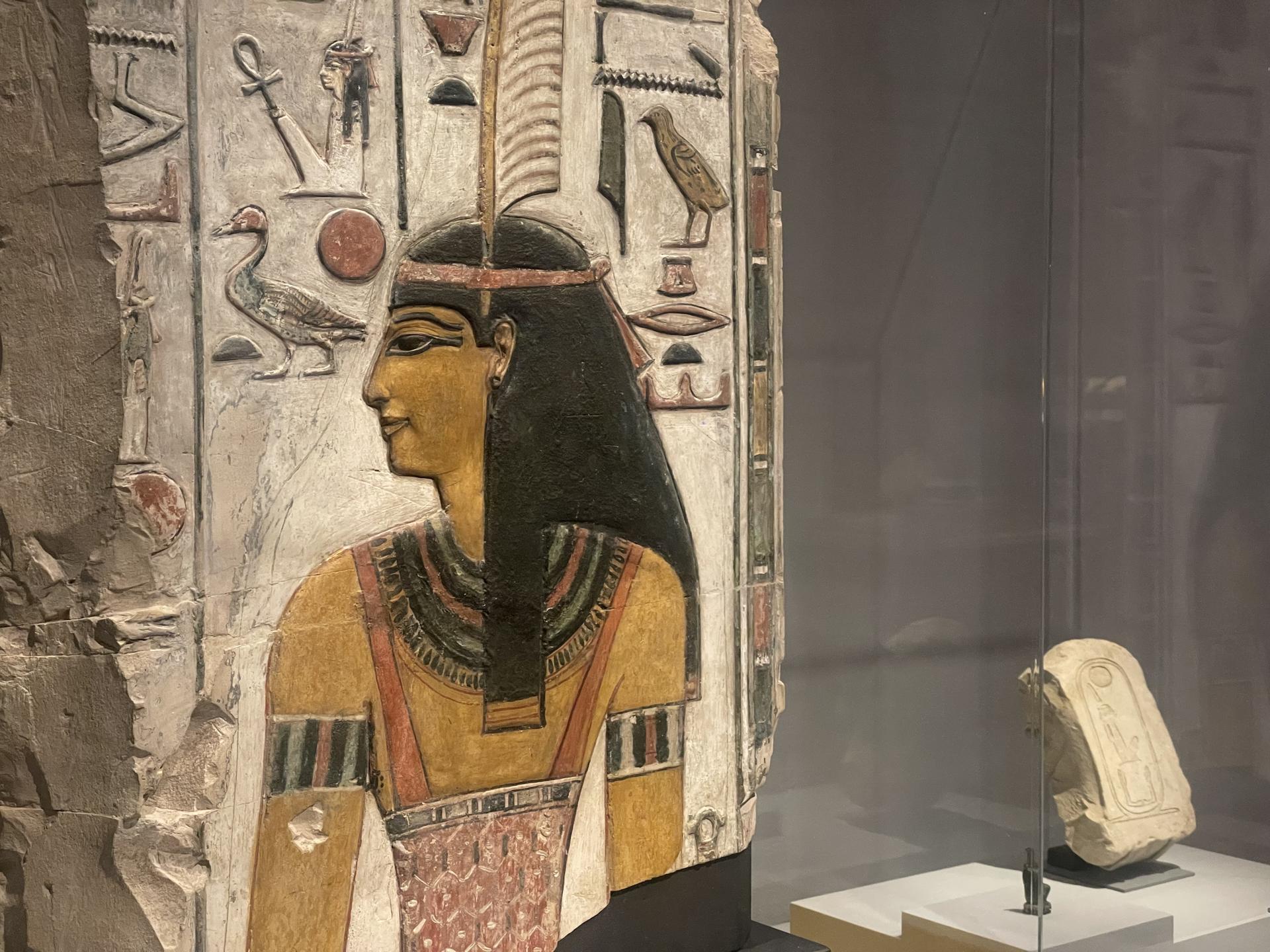 Fotografía que muestra un relieve de la diosa Maat junto a una piedra con la inscripción del cartucho de Maatkare (Hatshepsut) durante la exposición 'Divine Egypt' ('Egipto divino') este lunes, en el Museo Metropolitano (Met), en Nueva York (Estados Uninos). EFE/ Alicia Sánchez
