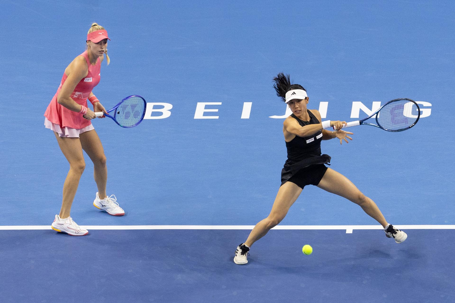 Miyu Kato de Japón (d) y Fanny Stollar de Hungría en acción contra Sara Errani y Jasmine Paolini de Italia durante la final de dobles femeninos en el Abierto de China, en Pekín. EFE/EPA/JESSICA LEE
