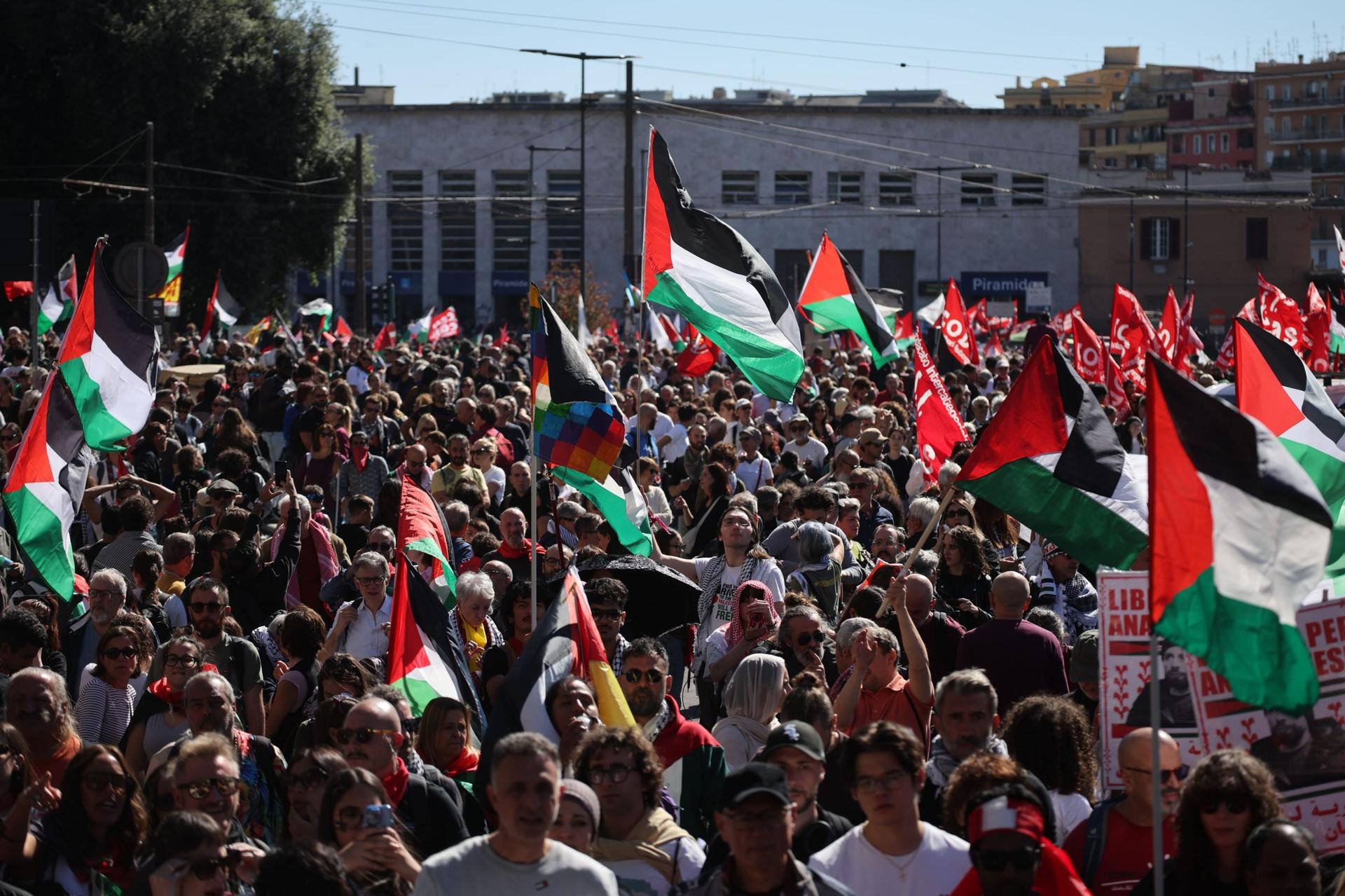 Roma, 4 oct (EFE).- Decenas de miles de personas se manifestaron este sábado en Roma al grito de "Palestina libre" y en apoyo a la Global Sumud Flotilla, en otra jornada de protestas seguida con la mayor atención por las autoridades, que temen infiltrados violentos.(Protestas, Italia, Roma) EFE/EPA/EMANUELE VALERI

