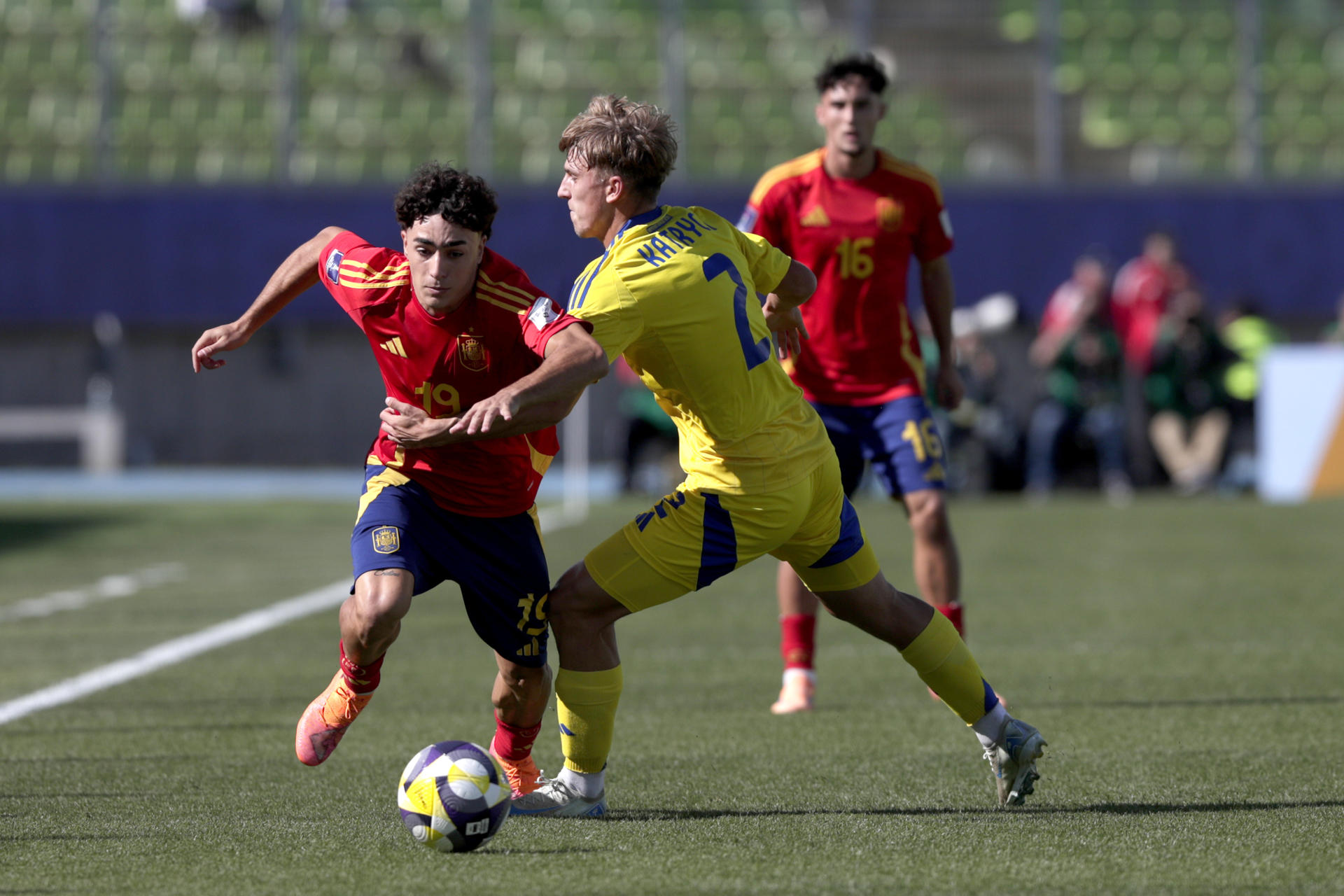 A Jan Virgili (i) de España disputa el balón con Vitalii Katrych de Ucrania en un partido de octavos de final de la Copa Mundial Sub-20. Adriana Thomasa
