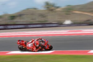 El piloto español del equipo MotoGP Ducati Lenovo Team Marc Márquez en acción durante la sesión de calentamiento en el Gran Premio de Motociclismo de Indonesia en el Circuito de Mandalika, en Indonesia. EFE/EPA/ADI WEDA