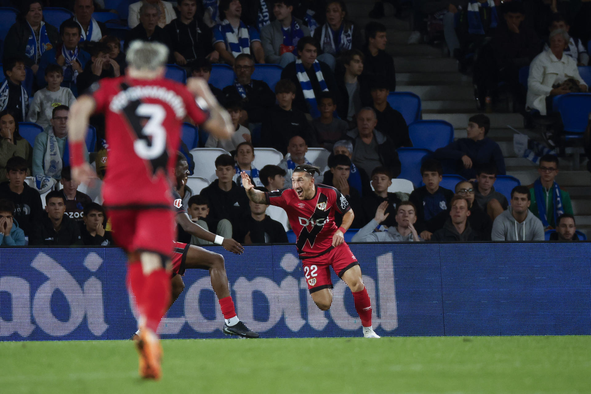 Espino, después de su gol con el Rayo Vallecano ante la Real Sociedad. EFE/Juan Herrero
