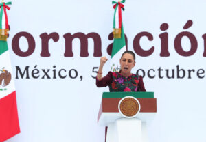 La presidenta de México Claudia Sheinbaum, habla durante la conmemoración de su primer año de gobierno este domingo, en el Zócalo de la Ciudad de México (México). EFE/Mario Guzmán