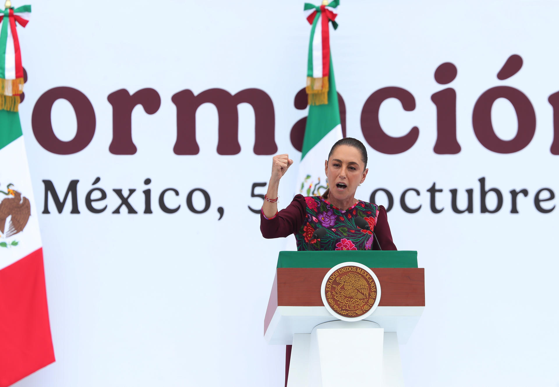 La presidenta de México Claudia Sheinbaum, habla durante la conmemoración de su primer año de gobierno este domingo, en el Zócalo de la Ciudad de México (México). EFE/Mario Guzmán