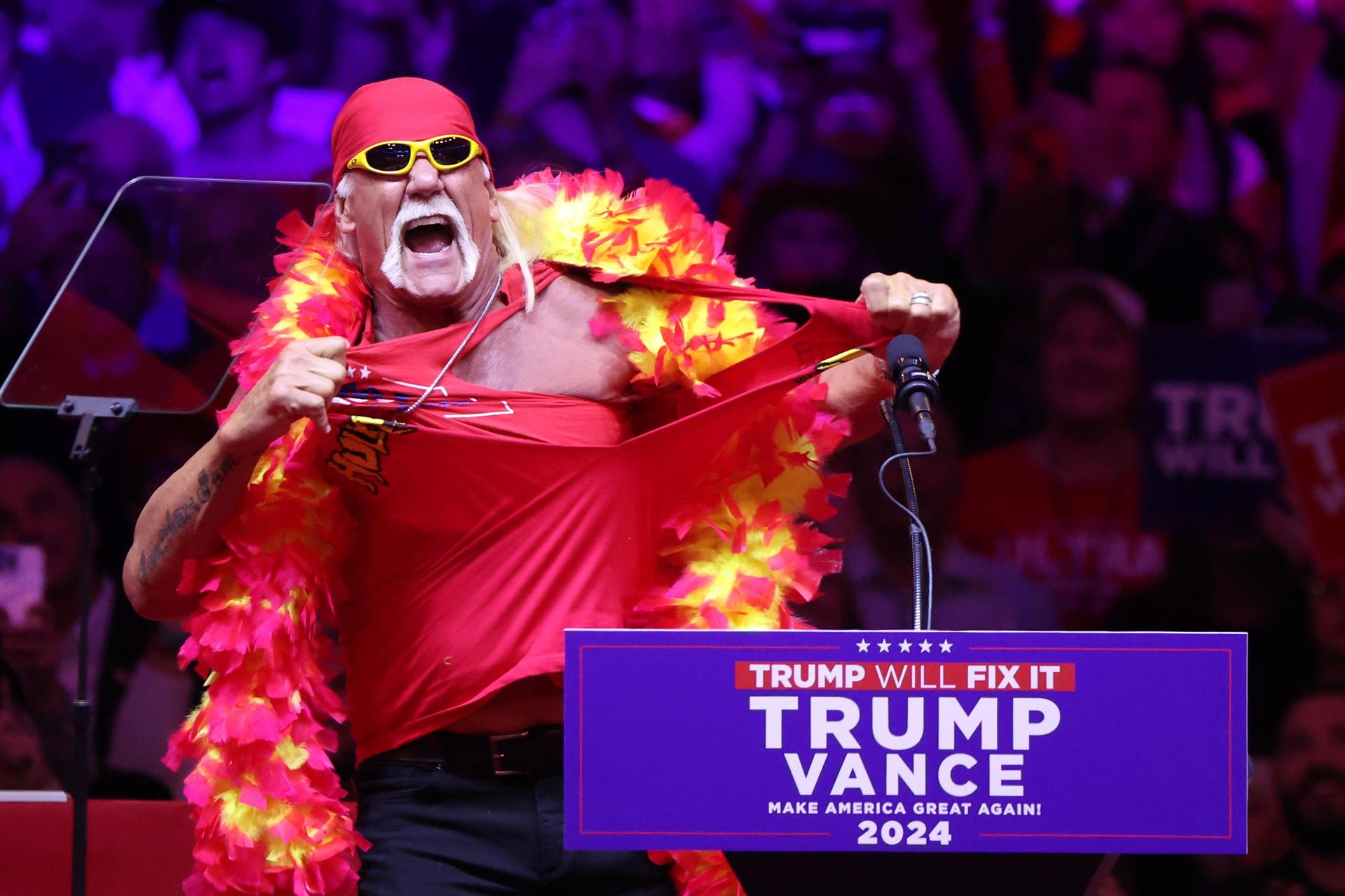 Fotografía de archivo, tomada el pasado 27 de octubre, del ex luchador profesional Hulk Hogan, al rasgar su camisa durante un acto proselitista en apoyo al entonces candidato republicano y actual presidente de EE.UU., Donald Trump, en Nueva York (NY, EE.UU.) EFE/Sarah Yenesel