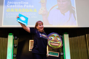 Fotografía cedida por Andrés Fomseca que muestra a la lideresa Jacqueline Castillo celebrando al recibir el reconocimiento como defensora del año este martes, en Bogotá (Colombia). EFE/ Andrés Fomseca