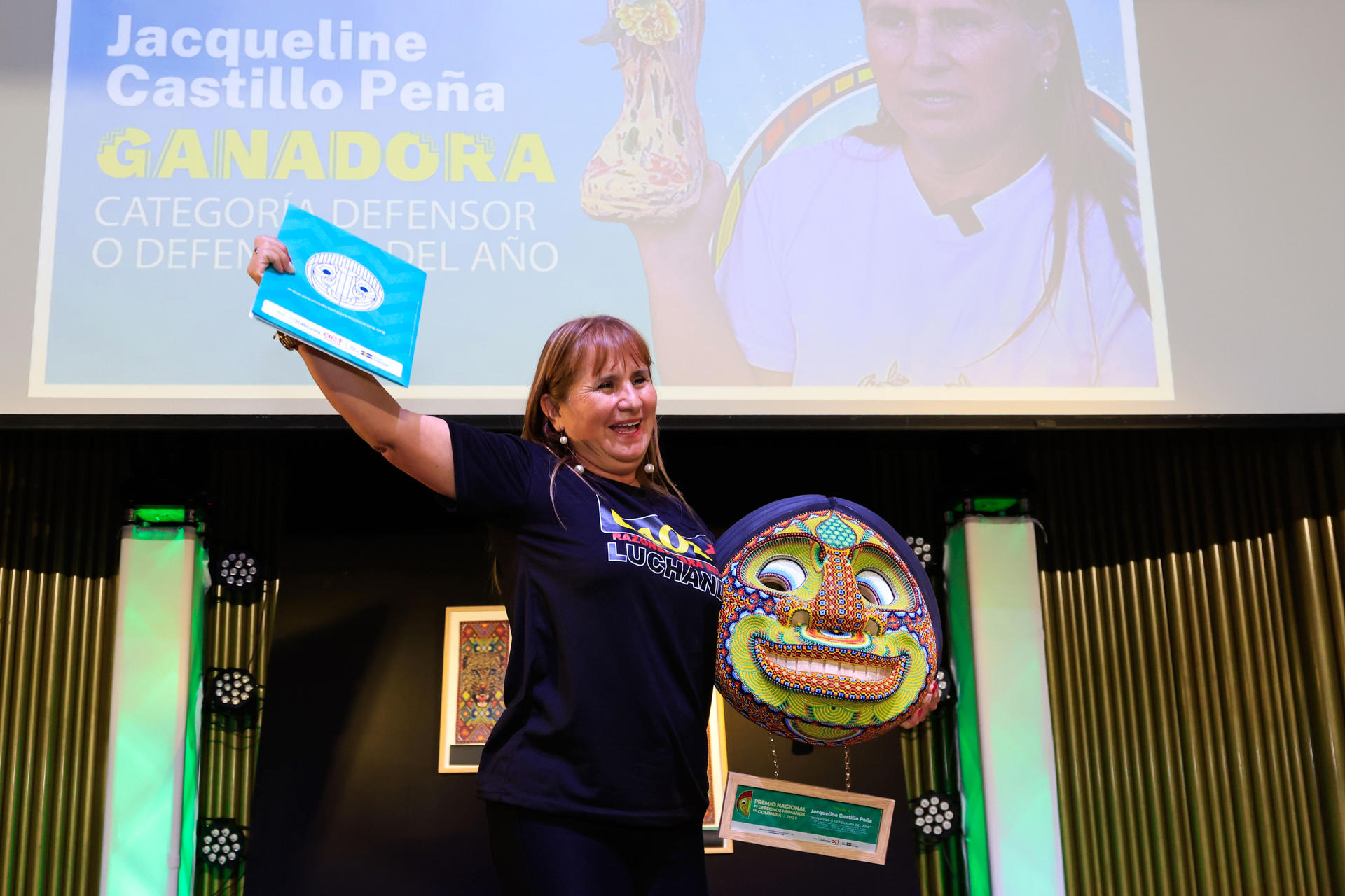 Fotografía cedida por Andrés Fomseca que muestra a la lideresa Jacqueline Castillo celebrando al recibir el reconocimiento como defensora del año este martes, en Bogotá (Colombia). EFE/ Andrés Fomseca