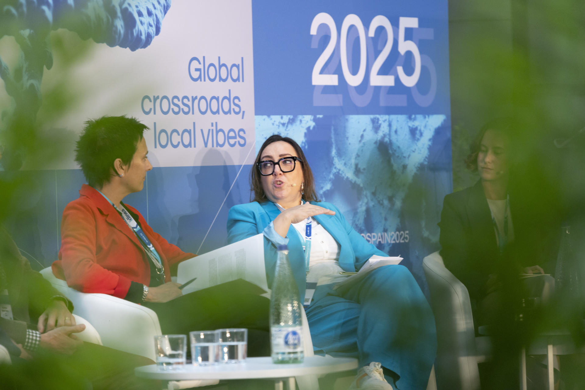 La directora de Relaciones Institucionales del Hospital Vall d'Hebron-Institut de Recerca, Laia Arnal (i), y la responsable de Relaciones Institucionales y directora de la Fundación AstraZeneca, Pilar Pasaron (d), durante la mesa redonda "Implementing AI in healthcare – What’s holding us back?" en el encuentro internacional Biospain 2025, que reúne esta semana en Barcelona a empresas biotecnológicas, farmacéuticas y de tecnologías médicas. EFE/Marta Pérez