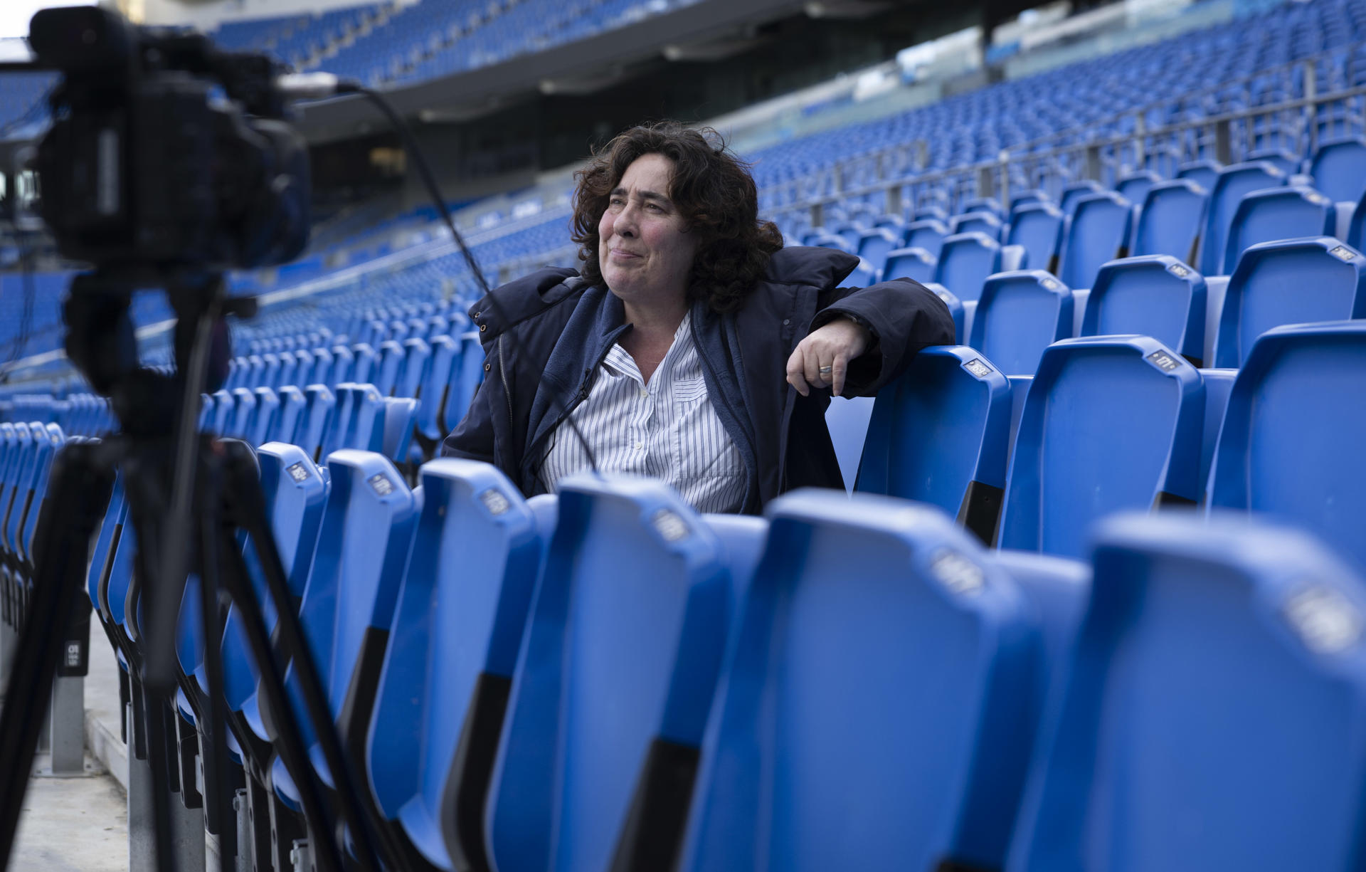 Imagen de archivo de la directora Arantxa Echevarría durante una entrevista concedida a EFE en el estadio de Anoeta de San Sebastián, durante el rodaje de 'Cada día nace un listo'. EFE/Javier Etxezarreta
