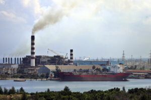 Fotografía de archivo de la Termoeléctrica Máximo Gómez Báez de Mariel, en la provincia de Artemisa (Cuba). EFE/ Ernesto Mastrascusa