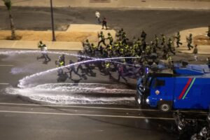 Las fuerzas de seguridad dispersan una concentración mientras las protestas lideradas por jóvenes que exigen reformas en salud y educación se vuelven violentas, en Sale, Marruecos, 01 de octubre de 2025. (Protestas, Marruecos) EFE/EPA/Jalal Morchidi
