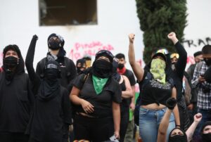 Según los primeros reportes, los encapuchados son estudiantes que bloquearon los accesos a la Preparatoria 8, en protesta por supuestas agresiones en contra de un alumno durante una manifestación en apoyo a Palestina realizada el martes. Imagen de archivo. EFE/Sáshenka Gutiérrez