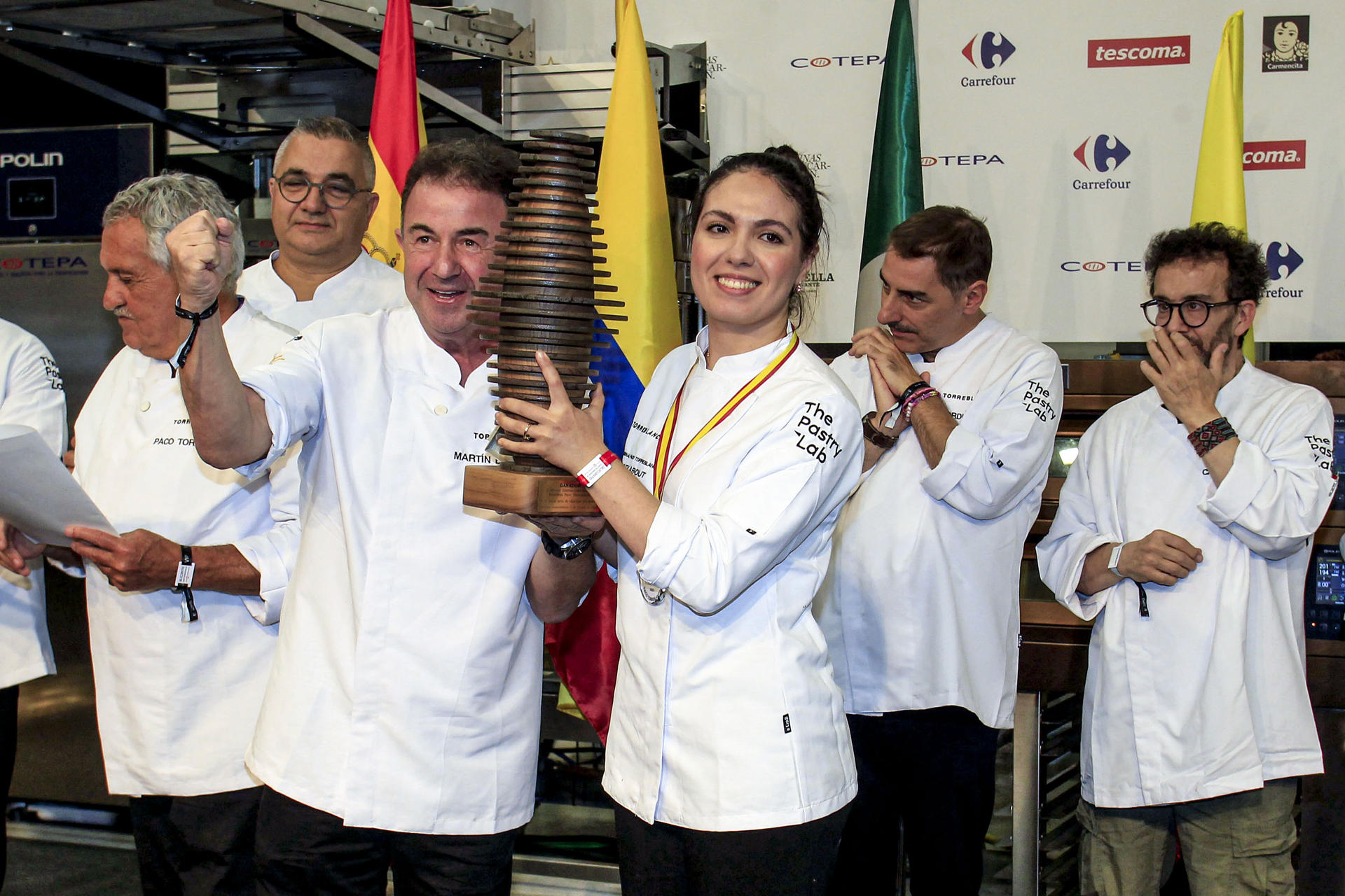 La repostera marroquí Chayma Boutkabout, de l'Atelier de Barcelona, ha ganado este viernes el II premio internacional de alta pastelería Paco Torreblanca a la Mejor Tarta de Chocolate del Mundo, dotado con 3.000 euros, con una creación de texturas equilibradas donde ha destacado por la complicación de llevar un toque de whisky ahumado. En la imagen Boutkabout recibe el premio de manos de Martín Berasategui. EFE/Pep Morell
