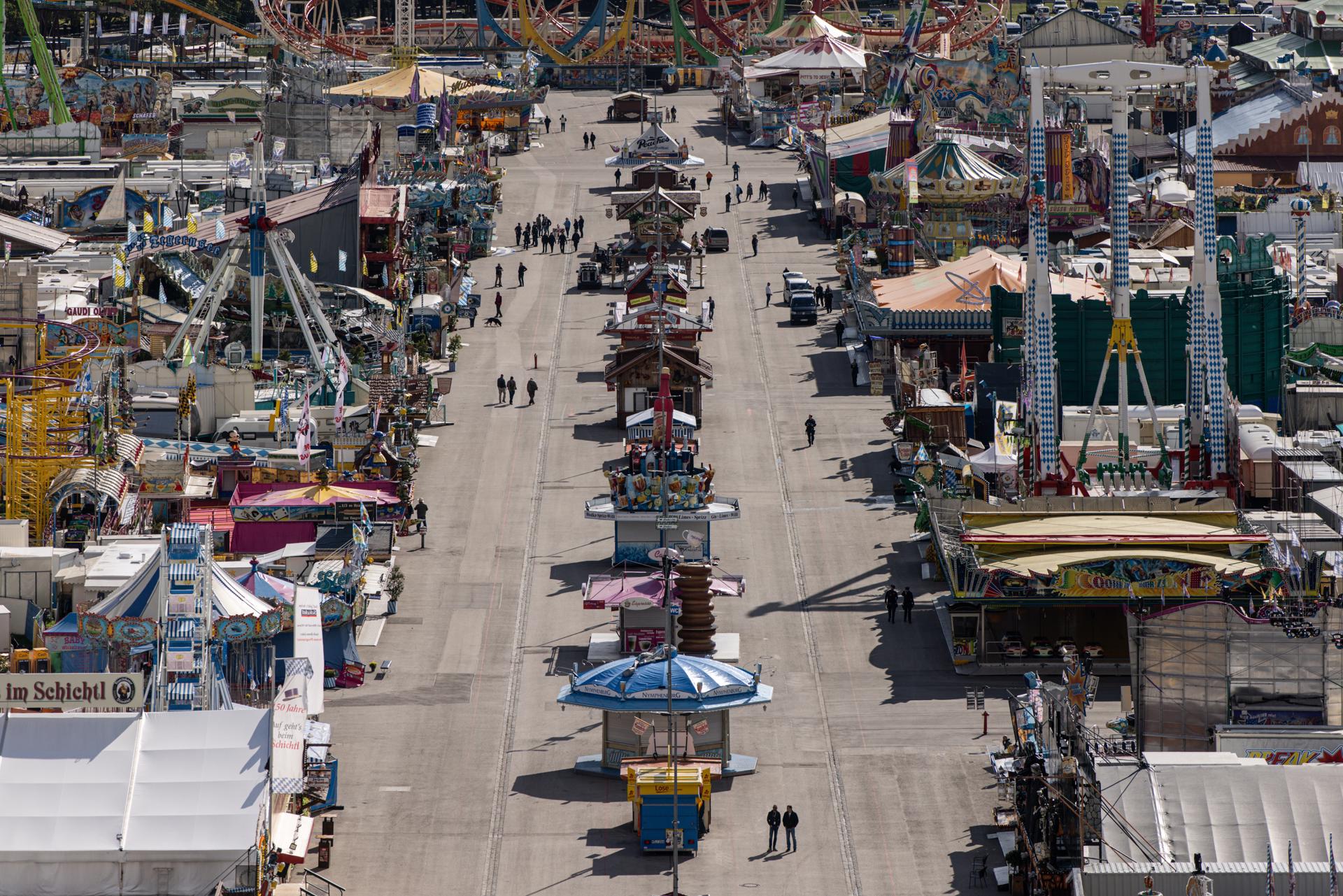 Las instalaciones cerradas de la Oktoberfest en Múnich, Alemania, 01 de octubre de 2025. Las instalaciones de la Oktoberfest en Múnich permanecerán cerradas hasta al menos las 5 p.m. hora local del 01 de octubre, tras una amenaza de bomba 'no especificada', según la policía. La amenaza está vinculada a una operación policial a gran escala en el norte de Múnich donde se encontraron dispositivos explosivos dentro de una casa en llamas, dejando un muerto. (Alemania) EFE/EPA/DIEGO FEDELE
