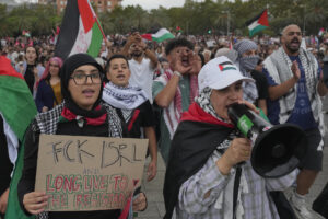 Miles de personas están concentradas en la plaza de las Drassanes de Barcelona con cánticos contra el genocidio de Israel, una manifestación convocada tras el alto a la flotilla humanitaria que viajaba a Gaza y en la que se están viviendo momentos de tensión por los intentos de los participantes de ocupar la ronda Litoral.EFE/ Alejandro García