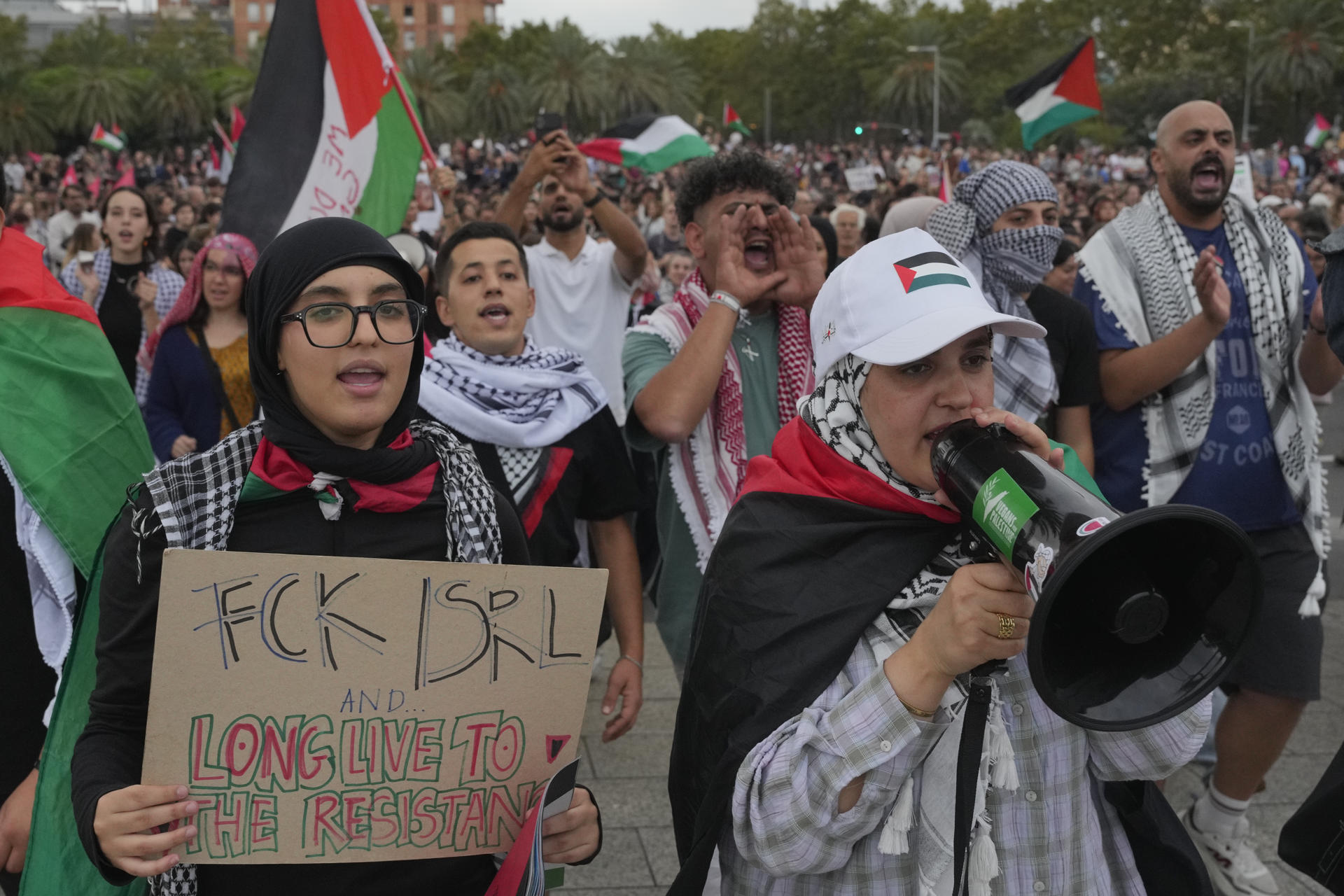 Miles de personas están concentradas en la plaza de las Drassanes de Barcelona con cánticos contra el genocidio de Israel, una manifestación convocada tras el alto a la flotilla humanitaria que viajaba a Gaza y en la que se están viviendo momentos de tensión por los intentos de los participantes de ocupar la ronda Litoral.EFE/ Alejandro García