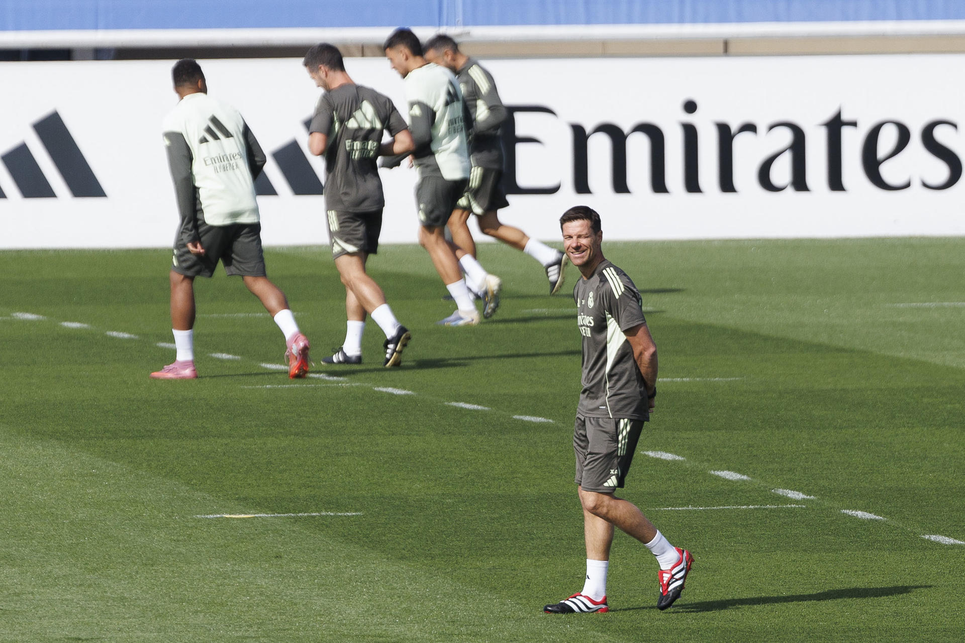 El entrenador del Real Madrid Xabi Alonso durante el entrenamiento previo al partido de Liga que mañana disputarán ante el Villarreal, este viernes en la Ciudad Deportiva de Valdebebas. EFE/Sergio Pérez
