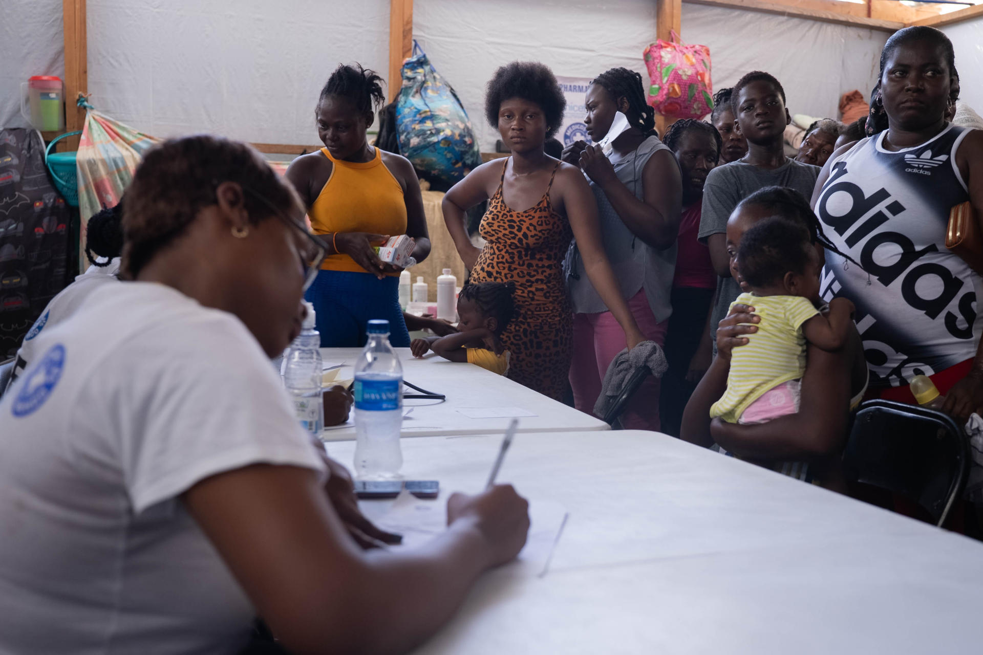 Fotografía cedida por el Programa Mundial de Alimentos (WFP sus siglas en ingles) donde se observan personas asistiendo a una jornada de salud este miércoles, en la Escuela Jean Marie César, en Puerto Príncipe (Haití). EFE/ María Gallar /Programa Mundial de Alimentos
