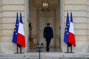 El primer ministro saliente francés, Sébastien Lecornu, se retira este miércoles tras pronunciar un discurso en el patio del Hotel Matignon tras iniciar una serie de conversaciones con líderes de partidos políticos en París. EFE/EPA/STEPHANIE LECOCQ / POOL MAXPPP OUT