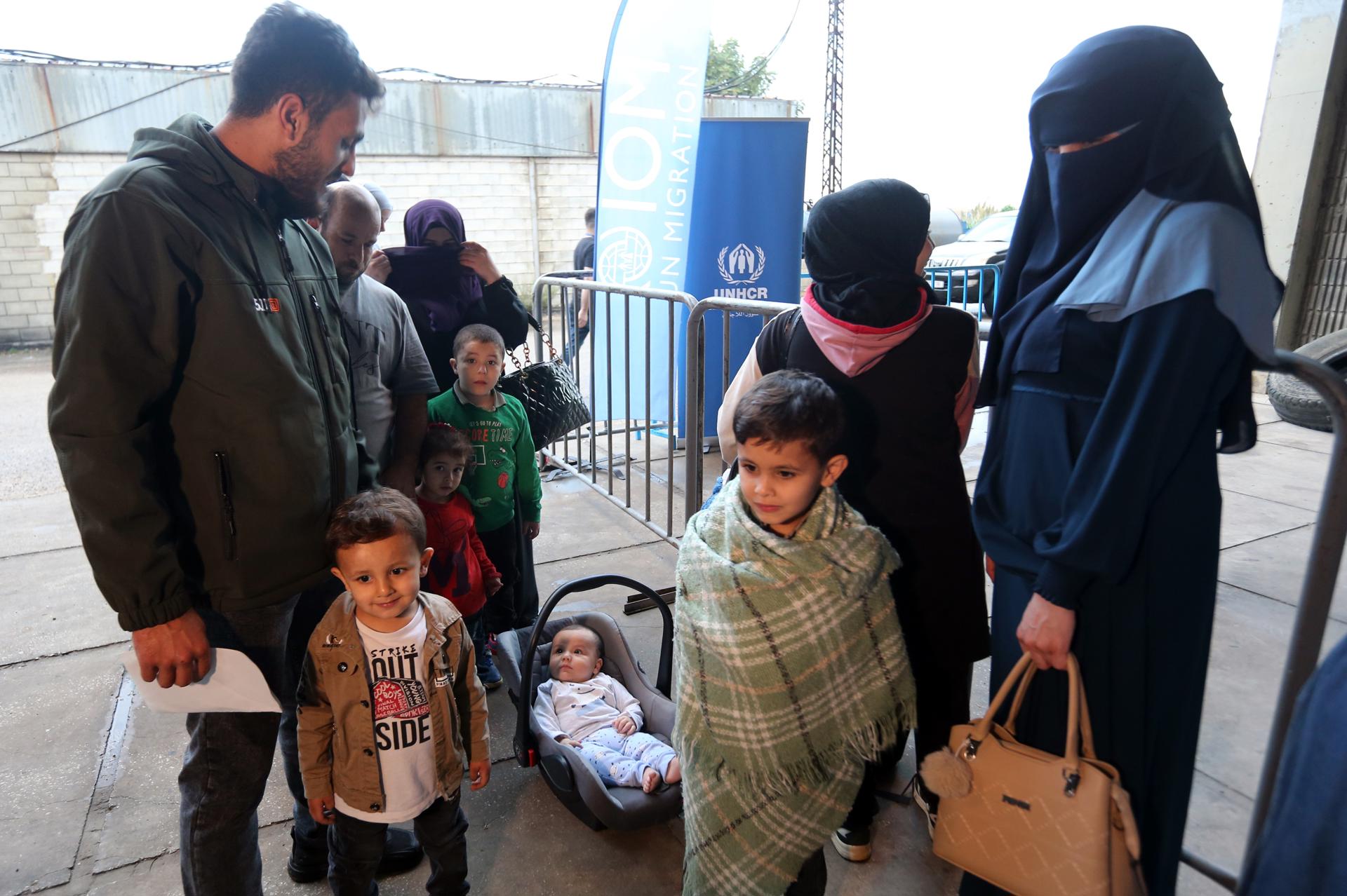 Refugiados sirios se reúnen mientras se preparan para regresar a casa en Siria, en Trípoli, norte de Líbano, 09 de octubre de 2025. Más de 160 personas regresan de Trípoli a Idlib y Homs a través de un proceso organizado por ACNUR en coordinación con la OIM y la Seguridad General de Líbano. (Líbano, Siria) EFE/EPA/WAEL HAMZEH