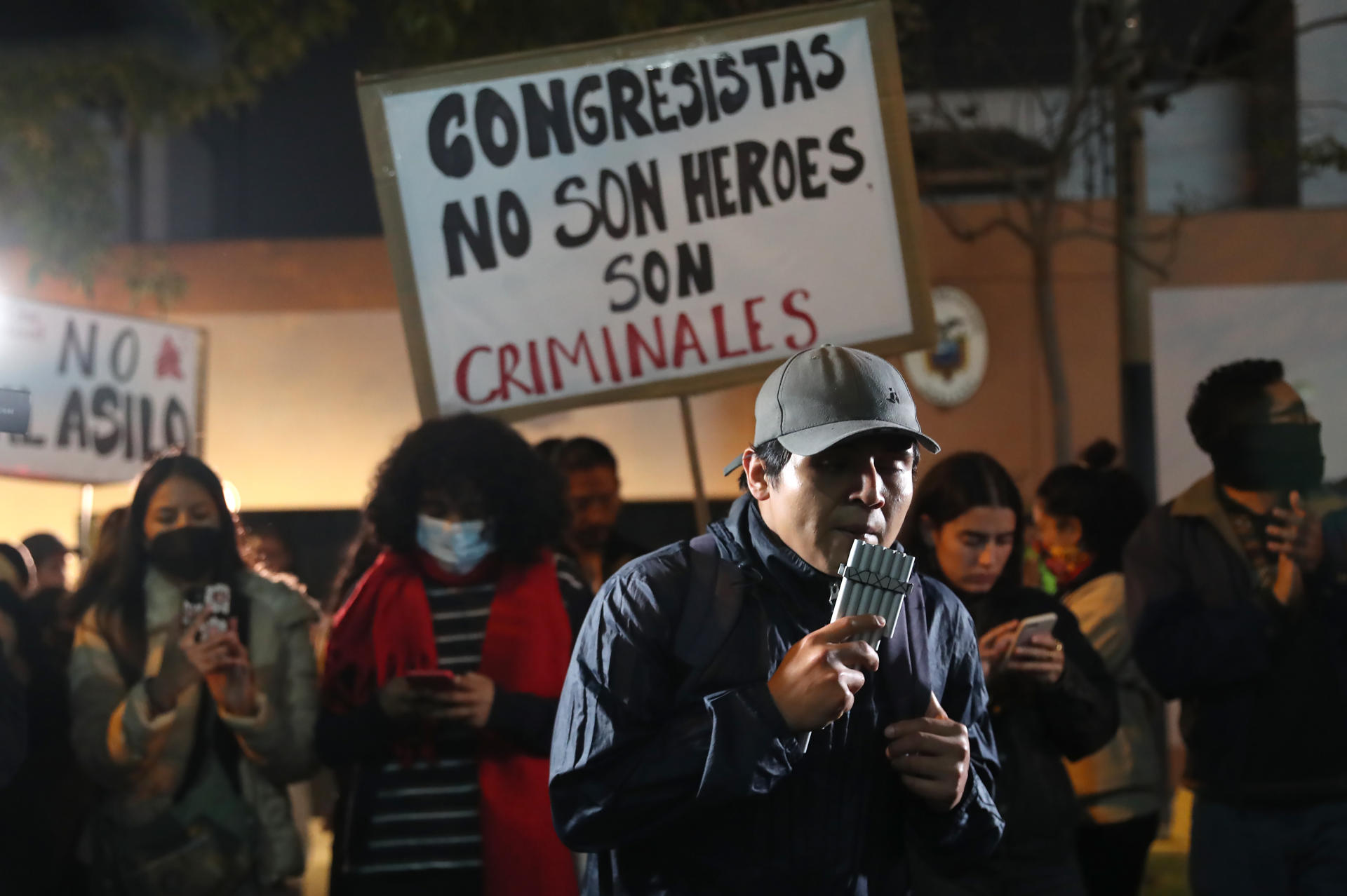Manifestantes se reúnen afuera de la Embajada de Ecuador este jueves, en Lima (Perú). EFE/ Paolo Aguilar
