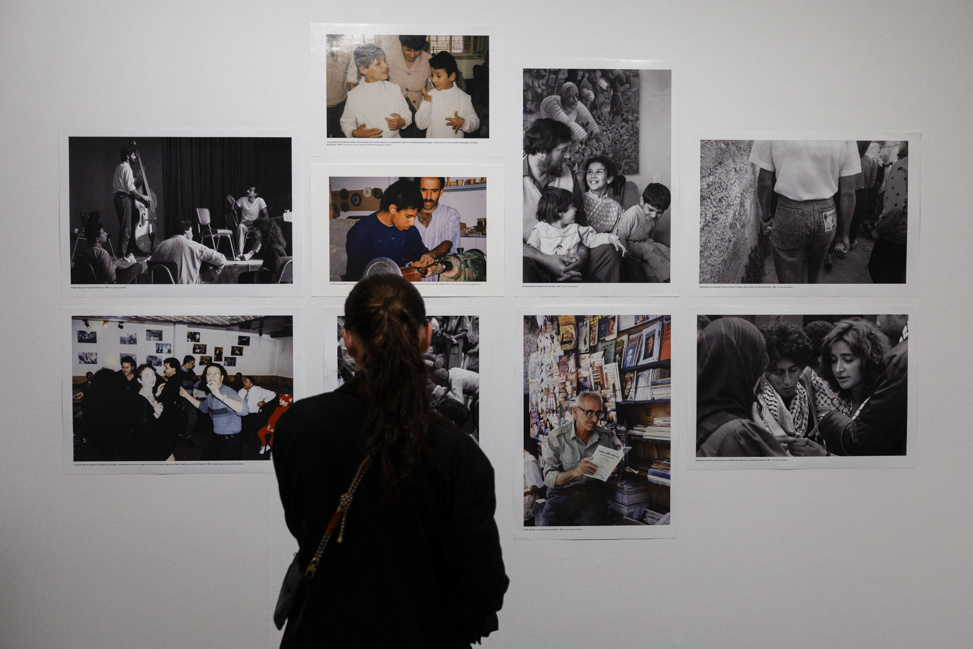 El Círculo de Bellas Artes inaugura este lunes la muestra 'Para contar mi historia' compuesta por 120 fotografías procedentes del Palestinian Museum Digital Archive. EFE/ Sergio Pérez
