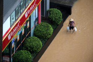 HANÓI (Vietnam), 07/10/2025.- A woman wades through a flooded street in Hanoi, Vietnam, 07 October 2025. Torrential rains triggered by Typhoon Matmo caused flooding in Hanoi’s streets on 07 October. EFE/EPA/LUONG THAI LINH